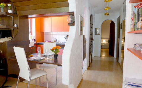 Harder: Mobilia, Proprietà, Sedia, Porta, Arancia, Finestra, Interior Design, Legna, Costruzione, Architettura