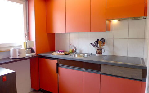 Harder: Cabinetry, Lavandino Della Cucina, Controsoffitto, Proprietà, Rubinetto, Lavello, Elettrodomestico Da Cucina, Cucina Stufa, Elettrodomestico, Cucina