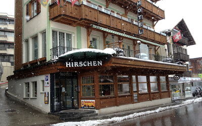 Grindelwald 102: Costruzione, Finestra, Neve, Porta, Proprietà Del Materiale, Facciata, Immobiliare, Città, Urban Design, Uso Misto