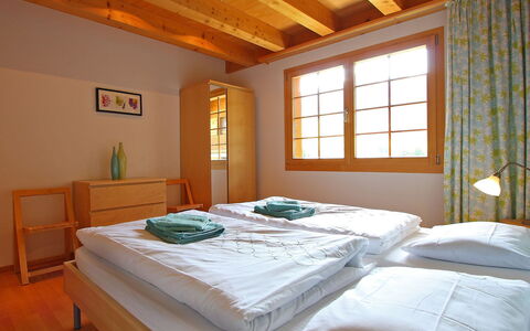 Grindelwald 106: Camera Da Letto, Letto, Mobilia, Camera, Soffitto, Lenzuolo, Proprietà, Telaio Del Letto, Materasso, Interior Design