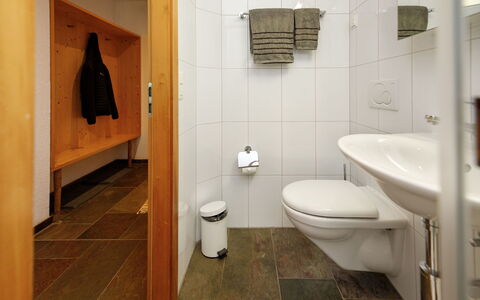 Grindelwald 106: Pavimentazione, Pavimento, Parete, Idraulico Fixture, Bagno, Interior Design, Legna, Lavandino Del Bagno, Lavello, Rubinetto