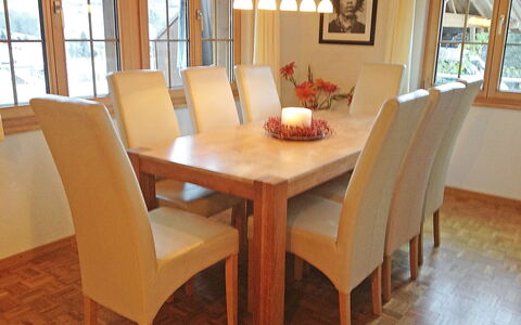 Chalet Perle: Tavolo, Mobilia, Finestra, Sedia, Legna, Costruzione, Pavimentazione, Pavimento, Cornice, Pianta