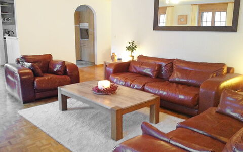Chalet Perle: Marrone, Specchio, Divano, Mobilia, Tavolo, Cornice, Comfort, Legna, Divano Letto, Soggiorno
