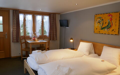 Grindelwald 150: Proprietà, Mobilia, Comfort, Azzurro, Legna, Tessile, Illuminazione, Letto, Interior Design, Finestra