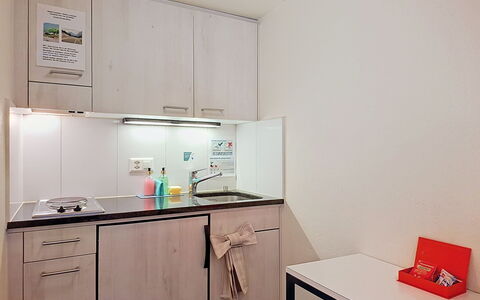 Grindelwald 150: Cucina, Controsoffitto, Elettrodomestico Da Cucina, Interior Design, Lavandino Della Cucina, Apparecchio Major, Lavello, Cabinetry, Rubinetto, Appartamento