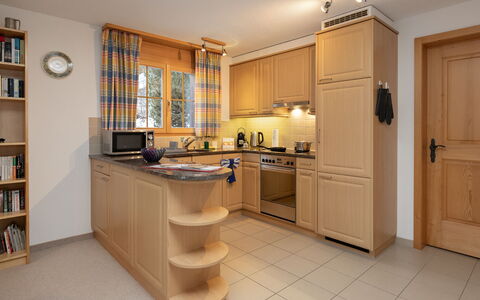 Chalet Hori: Mobilia, Interior Design, Cucina, Pavimentazione, Controsoffitto, Legna, Cabinetry, Elettrodomestico Da Cucina, Pavimento, Soffitto