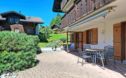 Chalet Hori: Casa, Tetto, Villetta, Giardino, Prato, Estate, Cortile, Landscaping, Balcone, Ricorrere