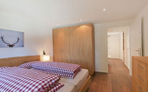 Chalet Bodmisunne: Camera Da Letto, Letto, Mobilia, Camera, Proprietà, Telaio Del Letto, Lenzuolo, Interior Design, Pavimento, Parete
