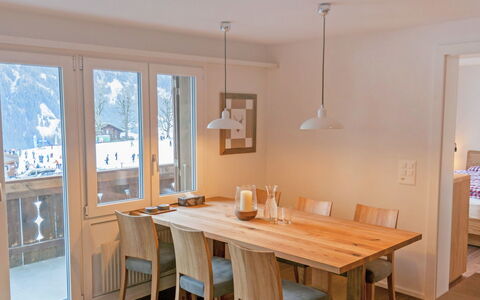 Chalet Bodmisunne: Camera, Mobilia, Proprietà, Sala Da Pranzo, Soffitto, Tavolo, Interior Design, Pavimento, Costruzione, Pavimento In Legno