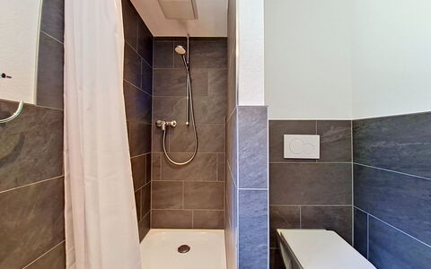 Egg-Isch: Pavimentazione, Idraulico Fixture, Pavimento, Bagno, Gabinetto, Idraulico, Piastrella, Materiale Composito, Toilet Seat