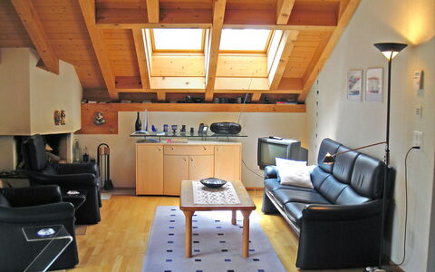 Steinbilla: Proprietà, Mobilia, Tavolo, Divano, Legna, Interior Design, Pavimentazione, Pavimento, Soggiorno, Latifoglie
