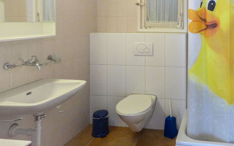 Chalet Holzwurm: Lavello, Proprietà, Specchio, Idraulico Fixture, Blu, Viola, Bagno, Verde, Toilet Seat