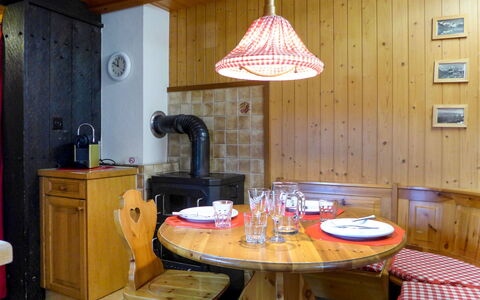 Stocki: Tavolo, Mobilia, Proprietà, Costruzione, Cabinetry, Sedia, Legna, Tavola, Interior Design, Illuminazione