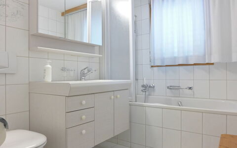 Wengen 110: Specchio, Rubinetto, Mobiletto Del Bagno, Idraulico Fixture, Cabinetry, Lavello, Proprietà, Lavandino Del Bagno, Bianca, Bagno
