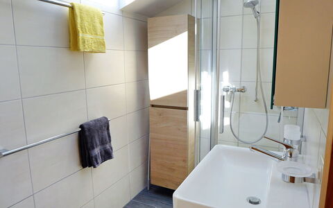 Oltschiblick: Bagno, Camera, Proprietà, Piastrella, Architettura, Parete, Interior Design, Idraulico Fixture, Pavimento, Costruzione