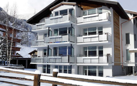 Saas-Grund 200: Costruzione, Finestra, Cielo, Neve, Urban Design, Albero, Quartiere, Legna, Casa, Zona Residenziale