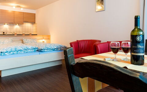 Saas-Grund 200: Camera, Proprietà, Mobilia, Interior Design, Costruzione, Tavolo, Bevanda, Casa, Immobiliare, Pavimento
