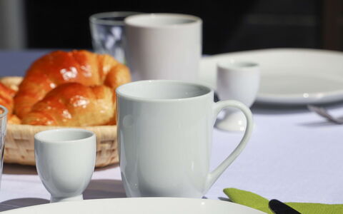 Zermatt 100: Tavola, Cibo, Tavolo, Bicchieri, Dishware, Tazza Di Caffè, Tazza, Piatto, Serveware, Ingrediente