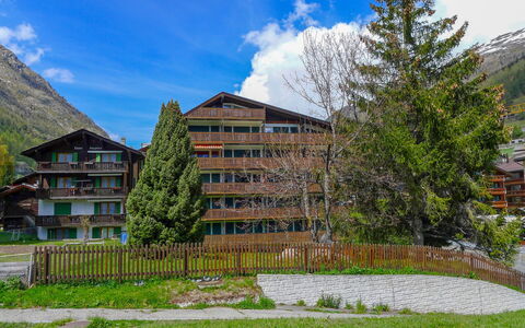 Zermatt 100: Nube, Cielo, Pianta, Costruzione, Proprietà, Montagna, Paesaggio Naturale, Albero, Lotto, Architettura