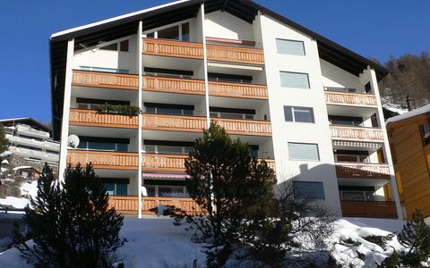 Zermatt 101: Costruzione, Giorno, Cielo, Finestra, Pianta, Albero, Urban Design, Condominio, Quartiere