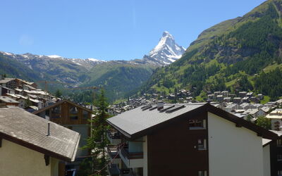Zermatt 101: Nube, Acqua, Cielo, Proprietà, Pianta, Piscina, Costruzione, Finestra, Azzurro, Blu