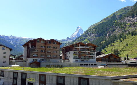 Les Violettes: Geografia Montane, Montagna, Catena Montuosa, Cielo, Alpi, Paesino Di Montagna, Cittadina, Paesaggio Naturale, Proprietà, Casa