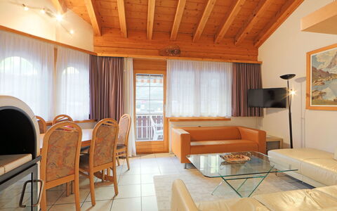 Les Violettes: Mobilia, Tavolo, Proprietà, Costruzione, Divano, Comfort, Cornice, Legna, Finestra, Sedia