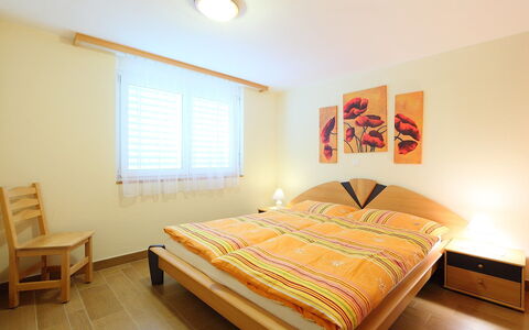 Orta: Camera Da Letto, Letto, Mobilia, Camera, Proprietà, Lenzuolo, Telaio Del Letto, Interior Design, Pavimento, Bedding