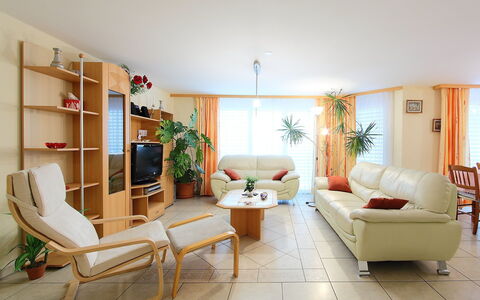 Orta: Soggiorno, Camera, Mobilia, Interior Design, Proprietà, Pavimento, Costruzione, Casa, Tavolo, Casa