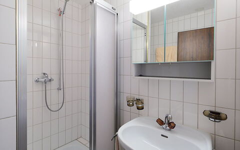 Zermatt 210: Bagno, Proprietà, Camera, Piastrella, Rubinetto, Immobiliare, Interior Design, Architettura, Bagno Accessorio, Idraulico Fixture
