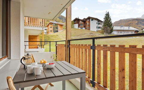 Zermatt 331: Tavolo, Mobilia, Cielo, Proprietà, Costruzione, Finestra, Legna, Nube, Albero, Sedia