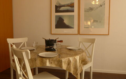 Select: Tavolo, Mobilia, Proprietà, Cornice, Costruzione, Sedia, Prodotto, Legna, Interior Design, Tessile