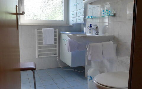 Luchre: Bagno, Camera, Proprietà, Piastrella, Idraulico Fixture, Pavimento, Gabinetto, Architettura, Interior Design, Lavello