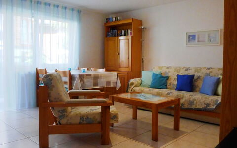 Luchre: Mobilia, Camera, Soggiorno, Proprietà, Interior Design, Pavimento, Costruzione, Tavolo, Tavolino Da Caffè, Casa