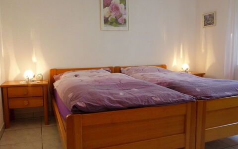 Luchre: Camera Da Letto, Letto, Mobilia, Materasso, Camera, Lenzuolo, Telaio Del Letto, Proprietà, Pavimento, Bedding