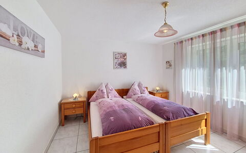 Luchre: Letto, Mobilia, Interior Design, Camera Da Letto, Pavimento, Bedding, Lenzuolo, Pavimentazione, Legna, Soffitto