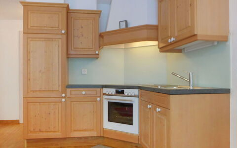 Zermatt 4: Cabinetry, Controsoffitto, Proprietà, Mobilia, Cucina, Legna, Elettrodomestico Da Cucina, Cassetto, Interior Design, Illuminazione