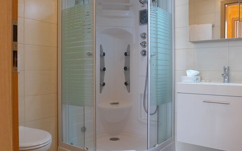 Viktoria B: Bagno, Camera, Proprietà, Piastrella, Idraulico Fixture, Doccia, Doccia Porta, Porta, Pavimento, Bagno Accessorio