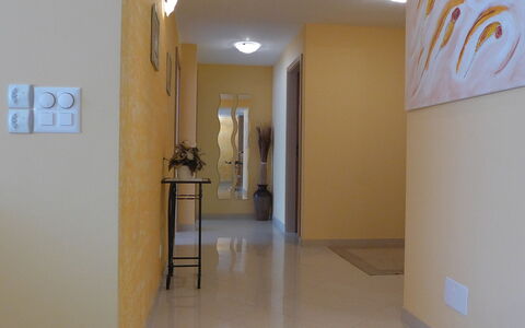 Viktoria B: Camera, Pavimento, Proprietà, Parete, Costruzione, Interior Design, Soffitto, Pavimentazione, Architettura, Gesso