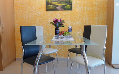 Viktoria B: Camera, Sala Da Pranzo, Mobilia, Tavolo, Proprietà, Giallo, Interior Design, Sedia, Cucina & Sala Da Pranzo Tavolo, Immobiliare