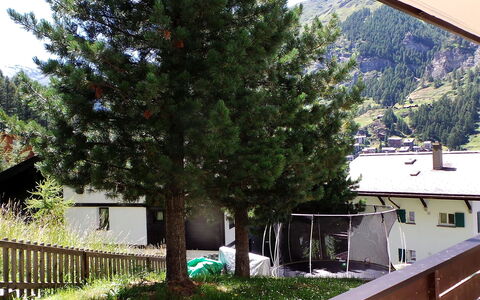 Kondor: Casa, Casa, Proprietà, Albero, Immobiliare, Cielo, Cortile, Architettura, Costruzione, Zona Residenziale