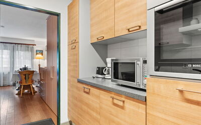 Residence a 581.1: Cabinetry, Controsoffitto, Mobilia, Proprietà, Elettrodomestico Da Cucina, Cucina, Legna, Elettrodomestico, Interior Design, Pavimentazione