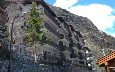 Milihaus a: Parete, Costruzione, Cittadina, Architettura, Casa, Montagna, Quartiere, Cielo, Albero, Turismo