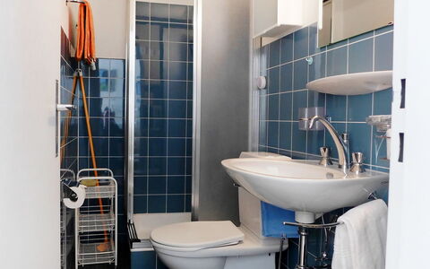Milihaus a: Bagno, Blu, Proprietà, Camera, Idraulico Fixture, Piastrella, Gabinetto, Parete, Giallo, Architettura