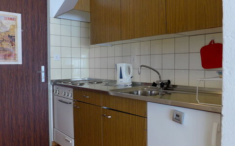 Milihaus a: Controsoffitto, Cabinetry, Camera, Cucina, Proprietà, Mobilia, Apparecchio Major, Interior Design, Pavimento, Costruzione