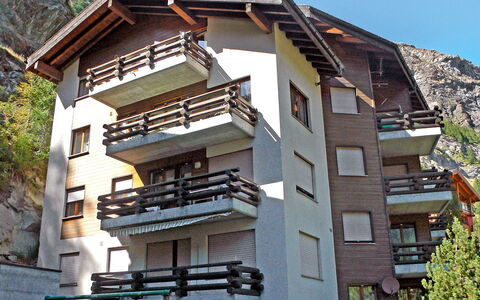 Bodmen a: Costruzione, Cielo, Finestra, Legna, Casa, Albero, Urban Design, Zona Residenziale, Proprietà Del Materiale, Immobiliare