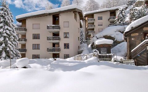 Bodmen a: Cielo, Costruzione, Neve, Giorno, Proprietà, Nube, Finestra, Albero, Pianta, Casa