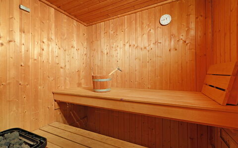 Bodmen a: Marrone, Proprietà, Legna, Interior Design, Color Legno, Sauna, Parete, Pavimentazione, Pavimento, Latifoglie