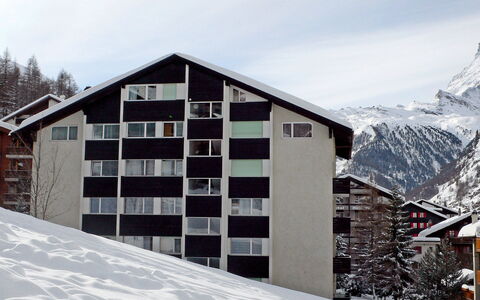 Roc: Cielo, Costruzione, Neve, Giorno, Proprietà, Finestra, Montagna, Nube, Pendenza, Albero