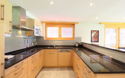 Breithorn: Controsoffitto, Proprietà, Camera, Cabinetry, Cucina, Mobilia, Giallo, Costruzione, Interior Design, Immobiliare